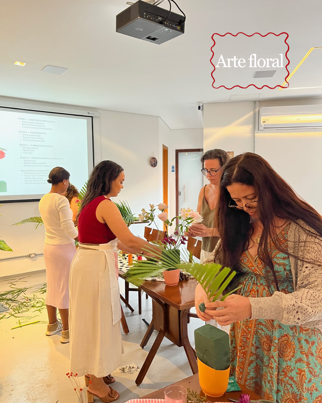 Alunas participando de uma aula prática de arte floral da Casa Jardim