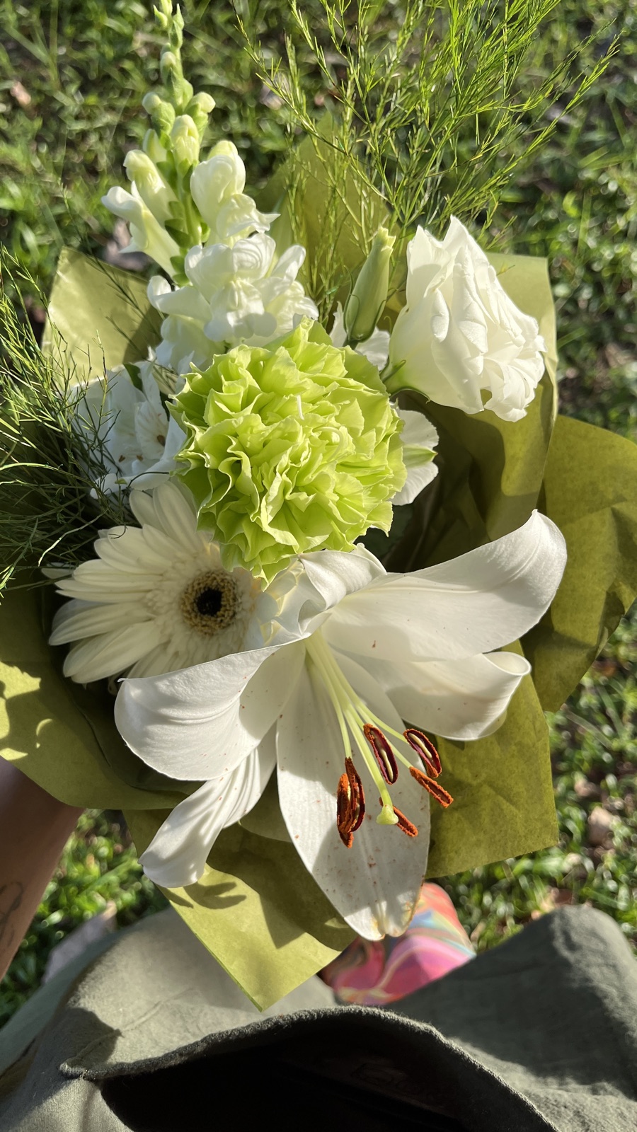 Detalhe de flores brancas e verdes selecionadas pela Casa Jardim